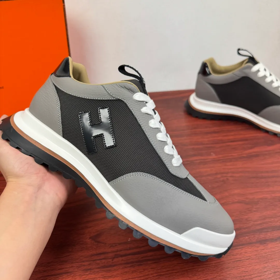 Batch 740 HERMES/Hermès men’s new sports shoes, rhythmic casual shoes: crafted with luxurious materials, luxurious walking experience! The upper is made of top-grade calfskin, with a fine texture like silk caressing the fingertips. The flexible texture is suitable for a variety of scenes; some shoes are integrated with breathable mesh, and the light breathing makes your steps refreshing at all times. The sole is made of high-elastic rubber composite material, and the carefully carved patterns give strong grip, making every step as stable as stepping on the clouds. At the same time, the cushioning and shock-absorbing technology is hidden in it, quietly eliminating the impact of the road. From urban commuting to outdoor walking, Hermès uses luxurious materials and craftsmanship to make every step a double luxury of texture and comfort, showing the brand's ultimate pursuit of details and quality in every inch. Size: 39-40-41-42-43-44 leather shoe size (38.45.46 can be customized) Item number: H25286 leather mesh gray